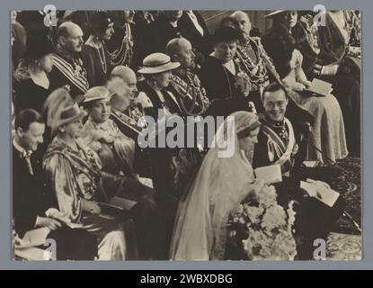 Bénédiction du mariage de la princesse Juliana et du prince Bernhard dans le Jacobskerk à la Haye le 7 janvier 1937, 1937 photographie la Haye support photographique gélatine argentique prince. princesse héritière. (Civil) cérémonies de mariage grand ou Sint-Jacobskerk Banque D'Images