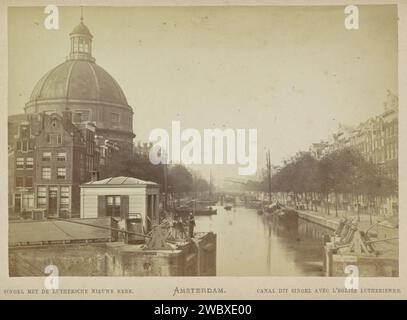 Vue du Singel avec l'ancienne église luthérienne sur la gauche, v. 1860 - v. 1880 photographie. Photographie du cabinet partie de leporelloalbum avec douze photos d'Amsterdam. Amsterdam Cardboard. support photographique albumen print perspective de ville, panorama de ville, silhouette de ville. église (extérieur). façade (de maison ou de bâtiment). canal Amsterdam. Vieille église luthérienne. Gay Banque D'Images