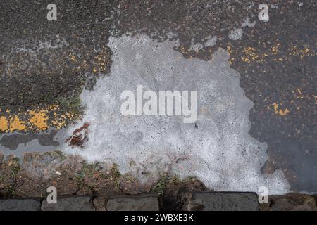 Cookham, Royaume-Uni. 12 janvier 2024. Laver de l'eau dans une rue de Cookham. Le village de Cookham, dans le Berkshire, commence lentement à se dessécher après que la Tamise ait éclaté ses rives le week-end dernier. Les niveaux de la rivière baissent enfin. Maintenant, le nettoyage coûteux commencera par les résidents et le Royal Borough of Windsor & Maidenhead. Crédit : Maureen McLean/Alamy Banque D'Images