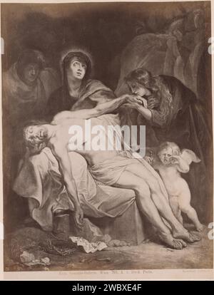 Production photographique (vraisemblablement) d'une impression sur une peinture d'Anthony van Dyck, proposant la mission du Christ, anonyme, d'après Anthony Van Dyck, c. 1870 - c. 1900 photographie partie de Reisalbum avec des photos de sites en Allemagne et en Autriche et d'œuvres d'art. papier. Support photographique albumen print lamentation sur le Christ mort par ses parents et amis (Christ généralement sans couronne d'épines) Banque D'Images