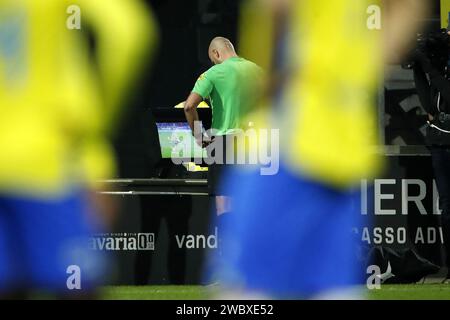 WAALWIJK - arbitre Rob Dieperink Regardez l'arbitre assistant vidéo (VAR) lors du match néerlandais d'Eredivisie entre le RKC Waalwijk et Heracles Almelo au Mandemakers Stadium le 12 janvier 2024 à Waalwijk, aux pays-Bas. ANP BART STOUTJESDIJK crédit : ANP/Alamy Live News Banque D'Images