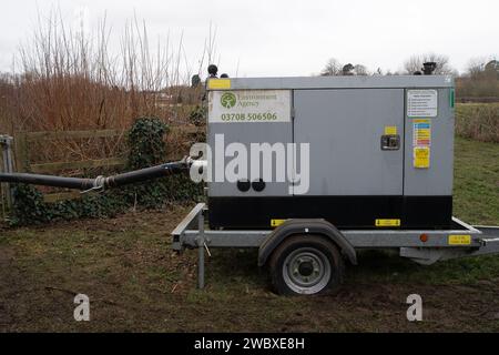 Cookham, Royaume-Uni. 12 janvier 2024. L'Agence pour l'environnement a été dans le village de Cookham cette semaine pompant les eaux de crue dans les champs. Le village de Cookham, dans le Berkshire, commence lentement à se dessécher après que la Tamise ait éclaté ses rives le week-end dernier. Les niveaux de la rivière baissent enfin. Maintenant, le nettoyage coûteux commencera par les résidents et le Royal Borough of Windsor & Maidenhead. Crédit : Maureen McLean/Alamy Banque D'Images