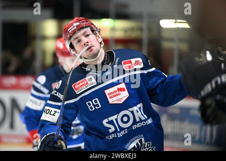 Schwenningen, Deutschland. 12 janvier 2024. Jubel BEI Zach Senyshyn (Schwenninger Wild Wings #89) Schwenninger Wild Wings gegen Duesseldorfer EG, Eishockey, DEL, 37. Spieltag, saison 2023/2024, 12.01.2024 photo : Eibner-Pressefoto/Sven Laegler crédit : dpa/Alamy Live News Banque D'Images