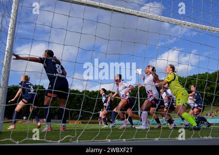 Sydney, Australie. 12 janvier 2024. Les joueurs se bousculent alors qu'un Corner est frappé par Perth Glory lors du match RD12 féminin de la A-League entre Melbourne Victory et Perth Glory à Leichhardt Oval le 12 janvier 2024 à Sydney, Australie Credit : IOIO IMAGES/Alamy Live News Banque D'Images