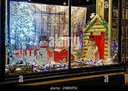 Warminster, Wiltshire, Royaume-Uni - décembre 26 2022 : le Warminster Traditional Hardware Store, S.L Corden and Sons vitrine de Noël pour 2022 Banque D'Images