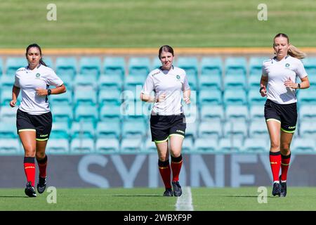 Sydney, Australie. 12 janvier 2024. Les arbitres de match se réchauffent avant le match RD12 féminin de La A-League entre Melbourne Victory et Perth Glory à Leichhardt Oval le 12 janvier 2024 à Sydney, Australie Credit : IOIO IMAGES/Alamy Live News Banque D'Images