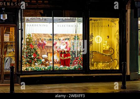 Warminster, Wiltshire, Royaume-Uni - décembre 26 2022 : le Warminster Traditional Hardware Store, S.L Corden and Sons vitrine de Noël pour 2022 Banque D'Images