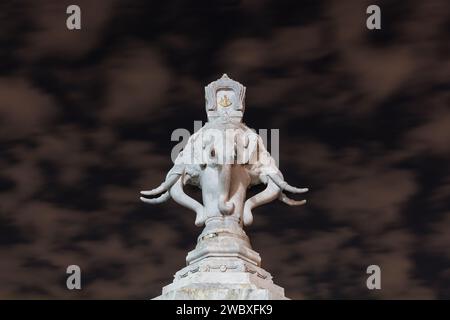 Statue en marbre avec têtes d'éléphant, Bangkok, Thaïlande. Ciel nocturne nuageux en arrière-plan. Banque D'Images