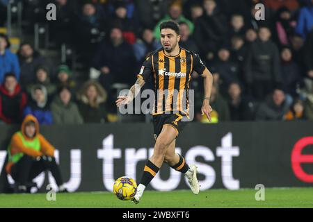 Hull, Royaume-Uni. 12 janvier 2024. Ozan Tufan de Hull City rompt avec le ballon lors du match de championnat Sky Bet Hull City vs Norwich City au MKM Stadium, Hull, Royaume-Uni, le 12 janvier 2024 (photo de Mark Cosgrove/News Images) à Hull, Royaume-Uni le 1/12/2024. (Photo de Mark Cosgrove/News Images/Sipa USA) crédit : SIPA USA/Alamy Live News Banque D'Images