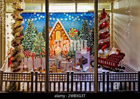 Warminster, Wiltshire, Royaume-Uni - décembre 26 2022 : vitrine sur le thème de Noël dans la salle d'exposition des détaillants d'appareils électroménagers Homemaker Banque D'Images