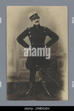 Portrait de (vraisemblablement) une femme inconnue dans un uniforme, anonyme, c. 1918 photographie support photographique gélatine argentique femme adulte. uniformes (militaires) Banque D'Images