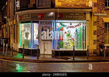 Warminster, Wiltshire, Royaume-Uni - décembre 26 2022 : une vitrine sur le thème de Noël Grinch, Merry Grinchmas Banque D'Images