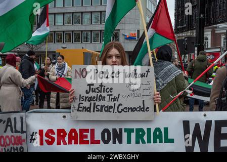 La Haye, Hollande du Sud, pays-Bas. 12 janvier 2024. Un jeune manifestant tient un panneau de protestation exigeant la responsabilité israélienne. Le 12 janvier 2024, des militants pro-israéliens et pro-palestiniens ont manifesté devant la Cour internationale de Justice à la Haye. À l'intérieur de la Cour, Israël s'est défendu contre l'accusation de génocide de l'Afrique du Sud. (Image de crédit : © James Petermeier/ZUMA Press Wire) USAGE ÉDITORIAL SEULEMENT! Non destiné à UN USAGE commercial ! Banque D'Images