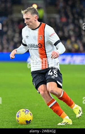 Alfie Doughty de Luton Town en action lors du match de Premier League Burnley vs Luton Town au Turf Moor, Burnley, Royaume-Uni. 12 janvier 2024. (Photo de Cody Froggatt/News Images) crédit : News Images LTD/Alamy Live News Banque D'Images