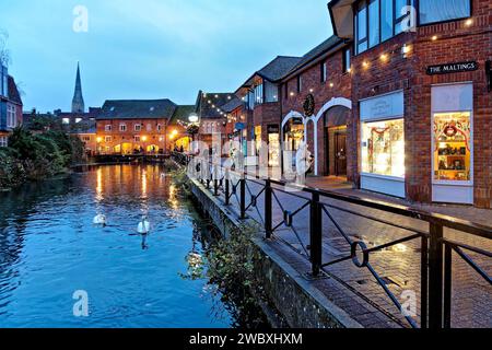 Salisbury, Wiltshire, Royaume-Uni - décembre 12 2021 : le centre commercial Maltings et la rivière Avon au crépuscule à Salisbury, Wiltshire, Angleterre, Royaume-Uni Banque D'Images