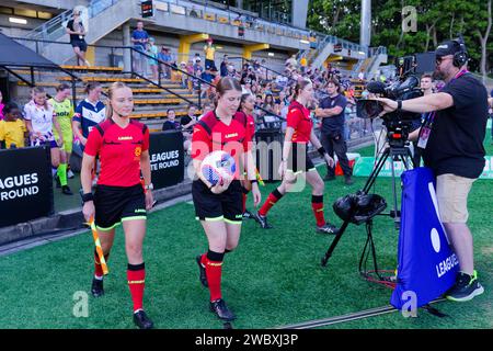 Sydney, Australie. 12 janvier 2024. Les arbitres de match marchent sur le terrain avant le match RD12 féminin de A-League entre Melbourne Victory et Perth Glory à Leichhardt Oval le 12 janvier 2024 à Sydney, Australie Credit : IOIO IMAGES/Alamy Live News Banque D'Images