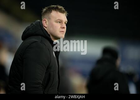 Swansea, Royaume-Uni. 12 janvier 2024. Dewi Lake of Ospreys regarde depuis le banc après avoir été blessé lors du match de la Challenge Cup d’Europe entre Ospreys et Perpignan au Stade Swansea.com de Swansea le 12 janvier 2024. Cette image ne peut être utilisée qu'à des fins éditoriales. Usage éditorial uniquement. Crédit : Ashley Crowden/Alamy Live News Banque D'Images