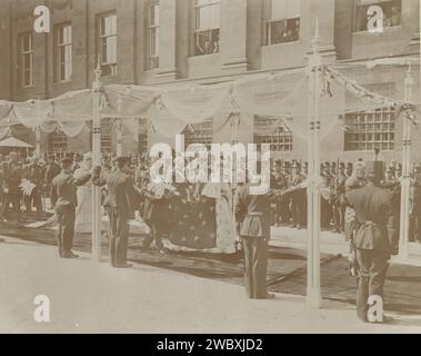 Reine Wilhelmine et conséquence sous la canopée lors de son inauguration, Barend Groote (attribué à), 1898 photographie Amsterdam papier albumen print Amsterdam Banque D'Images