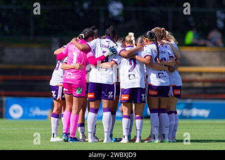 Sydney, Australie. 12 janvier 2024. Les joueuses de Perth Glory se réunissent avant le match RD12 féminin de La A-League entre Melbourne Victory et Perth Glory à Leichhardt Oval le 12 janvier 2024 à Sydney, Australie Credit : IOIO IMAGES/Alamy Live News Banque D'Images