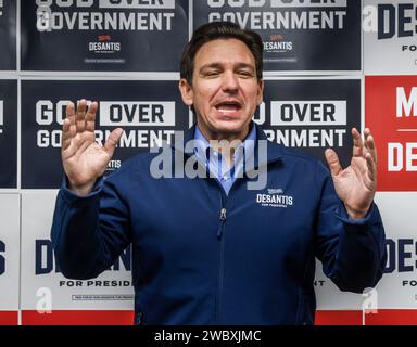 Urbandale, États-Unis. 12 janvier 2024. Le gouverneur de Floride et candidat républicain à la présidence Ron DeSantis, cherchant des voix dans le caucus de l'Iowa, visite son siège de campagne de l'Iowa à Urbandale, Iowa, vendredi 12 janvier 2024. Les électeurs républicains de l’Iowa se réuniront au caucus le 15 janvier pour choisir leur candidat à la présidence américaine. Photo de Tannen Maury/UPI crédit : UPI/Alamy Live News Banque D'Images