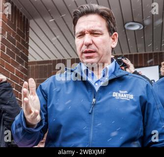 Urbandale, États-Unis. 12 janvier 2024. Le gouverneur de Floride et candidat républicain à la présidence Ron DeSantis, cherchant des votes au caucus de l'Iowa, s'adresse aux médias lors d'une visite à son siège de campagne de l'Iowa à Urbandale, Iowa, vendredi 12 janvier 2024. Les électeurs républicains de l’Iowa se réuniront au caucus le 15 janvier pour choisir leur candidat à la présidence américaine. Photo de Tannen Maury/UPI crédit : UPI/Alamy Live News Banque D'Images