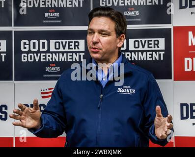 Urbandale, États-Unis. 12 janvier 2024. Le gouverneur de Floride et candidat républicain à la présidence Ron DeSantis, cherchant des voix dans le caucus de l'Iowa, visite son siège de campagne de l'Iowa à Urbandale, Iowa, vendredi 12 janvier 2024. Les électeurs républicains de l’Iowa se réuniront au caucus le 15 janvier pour choisir leur candidat à la présidence américaine. Photo de Tannen Maury/UPI crédit : UPI/Alamy Live News Banque D'Images