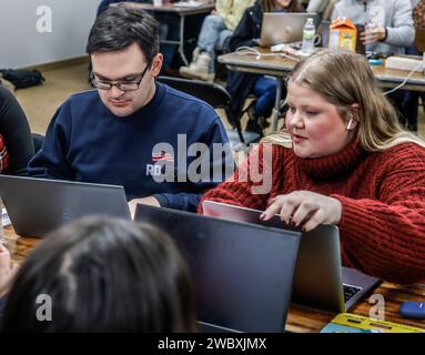 Urbandale, États-Unis. 12 janvier 2024. Les volontaires pour le gouverneur de Floride et candidat républicain à la présidence Ron DeSantis travaillent au siège de la campagne DeSantis alors qu'ils appellent les électeurs à cautionner DeSantis, à Urbandale, Iowa, vendredi 12 janvier 2024. Les électeurs républicains de l’Iowa se réuniront au caucus le 15 janvier pour choisir leur candidat à la présidence américaine. Photo de Tannen Maury/UPI crédit : UPI/Alamy Live News Banque D'Images