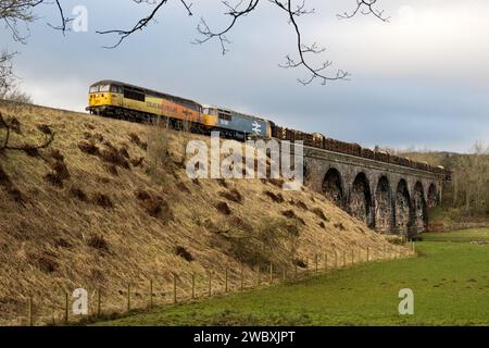 Deux locomotives de classe 56 transportent le train à grumes Carlisle-Chirk au-dessus du viaduc Eden Lacy près de Little Salkeld, Cumbria, sur la ligne de chemin de fer Settle-Carlisle. Banque D'Images