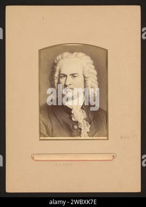 Production photographique d'un portrait peint de Johan Sebastian Bach par Carl Jaeger, Friedrich Bruckmann, d'après Carl Jaeger, photographie de 1870 - 1900. carton pour photographie d'armoire. support photographique albumen estampe personnes historiques. portrait du compositeur Banque D'Images