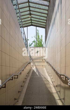 Passage souterrain dans la gare, la rampe pour fauteuils roulants et vélos Banque D'Images