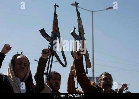 Sanaa, Sanaa, Yémen. 11 janvier 2024. Des combattants houthis nouvellement recrutés brandissent des armes et chantent des slogans lors d'une cérémonie à la fin de leur entraînement. Le chef du mouvement houthi du Yémen a averti les États-Unis et leurs alliés contre des représailles potentiellement importantes s'ils déclenchent une frappe militaire contre son pays. (Image de crédit : © Osamah Yahya/ZUMA Press Wire) USAGE ÉDITORIAL SEULEMENT! Non destiné à UN USAGE commercial ! Banque D'Images