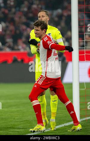 Muenchen, Deutschland. 12 janvier 2024. Oliver Baumann (TSG 1899 Hoffenheim, #01), Thomas Mueller (FC Bayern Muenchen, #25), GER, FC Bayern Muenchen (FCB) vs. TSG 1899 Hoffenheim (TSG), Fussball, Bundesliga, 17. Spieltag, Spielzeit 2023/2024, 12.01.2024, les règlements DFB/DFL interdisent toute utilisation de photographies comme séquences d'images et/ou quasi-vidéo., photo : Eibner-Pressefoto/Sascha Walther crédit : dpa/Alamy Live News Banque D'Images