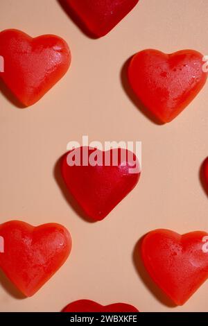 bonbons en forme de coeur rouge reposant dans une grille, vue de dessus Banque D'Images