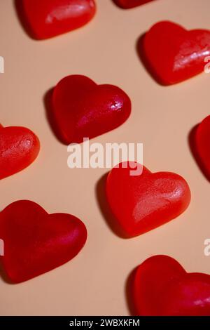 bonbons en forme de coeur rouge couchés dans une grille, vue inclinée Banque D'Images