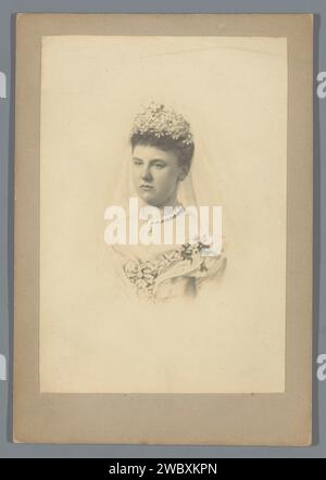 Portrait de la reine Wilhelmina dans ses vêtements de mariage de la Maison de mode de Paris Nicaud, 1897 photographie de cabinet The Hague Cardboard. reine support photographique. personnages historiques Banque D'Images