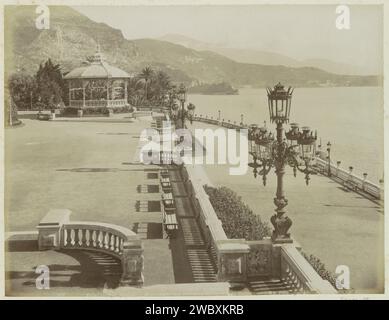 Vue sur les terrasses et le kiosque à musique du Casino de Monte Carlo, Étienne Neurdein, c. 1870 - c. 1900 photographie partie de Reisalbum avec des photos de sites en Italie et en France. Monaco Paper. support photographique papier albumine casino. terrasse. kiosque à musique Monaco Banque D'Images