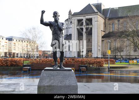 Statue de l'ancien champion du monde de boxeur et héros de boxe, John 'Rinty' Monaghan sur Buoy Park à Belfast, où Rinty a grandi, Irlande du Nord, Royaume-Uni Banque D'Images