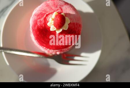 gâteau avec gelée et framboise fraîche sur le fond de béton clair. Vue de dessus Banque D'Images