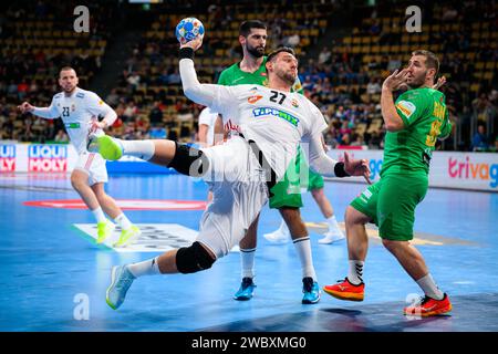 Munich, Allemagne. 12 janvier 2024. Handball : Championnat d'Europe, Hongrie - Monténégro, tour préliminaire, Groupe C, jour de match 1. Le Hongrois Bence Banhidi en action. Crédit : Marco Wolf/dpa/Alamy Live News Banque D'Images