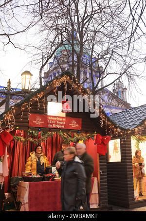 Marché de Noël populaire en face de l'hôtel de ville historique, le bâtiment civique du conseil municipal de Belfast, sur Donegall Square, à ni, Royaume-Uni Banque D'Images