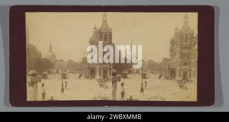 Leidseplein avec le Stadsschouwburg et en arrière-plan de Koepelkerk, Amsterdam, Anonymous, 1898 - 1918 Stereography Amsterdam Cardboard. théâtre d'impression papier albumen (bâtiment). place, place, cirque, etc Leidseplein Banque D'Images