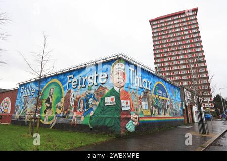 Le bloc Divis Tower sur la Falls Road à West Belfast, a été construit en 1966 et pendant les troubles l'armée britannique a mis un mât radio sur le toit, ni. Banque D'Images