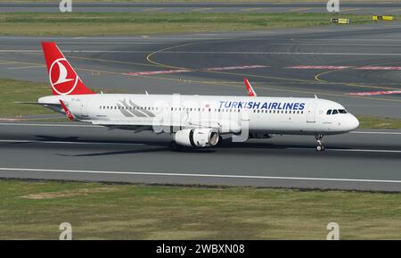 ISTANBUL, TURKIYE - 01 OCTOBRE 2022 : l'Airbus A321-231 (5633) de Turkish Airlines atterrit à l'aéroport international d'Istanbul Banque D'Images