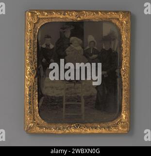 Portrait de groupe de deux femmes inconnues et trois enfants inconnus, Anonyme, v. 1855 - v. 1870 photographie. cadre en verre. ambrotype métallique personnes historiques anonymes dépeintes dans un groupe, dans un portrait de groupe. femme adulte (+ deux personnes). enfant (+ trois personnes) Banque D'Images