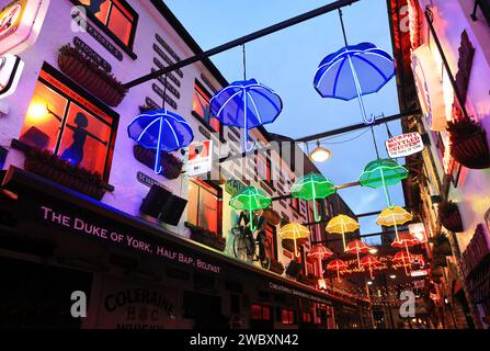 The Duke of York, un pub traditionnel et populaire de Belfast, avec craic, musique et humour, sur une ruelle étroite et pavée dans la région historique de la moitié BAP, à ni. Banque D'Images