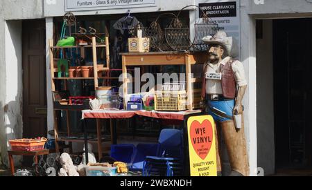 Ross on Wye, Herefordshire, Angleterre septembre 24 2023 : magasin d'occasion d'objets vintage et antiques sur la rue principale de cette ville historique. Banque D'Images