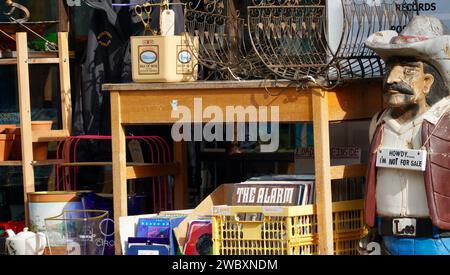 Ross on Wye, Herefordshire, Angleterre septembre 24 2023 : magasin d'occasion d'objets vintage et antiques sur la rue principale de cette ville historique. Banque D'Images