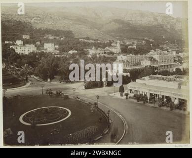 Vue de la place en face du Casino Monte Carlo et des bâtiments environnants, Étienne Neurdein, c. 1870 - c. 1900 photographie partie de Reisalbum avec des photos de sites en Italie et en France. Monaco Paper. support photographique papier albumine casino. place, place, cirque, etc (+ City(-scape) avec chiffres, staffage) Monaco Banque D'Images