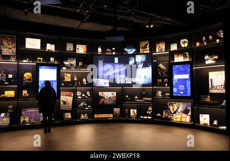 Titanic Belfast, une attraction touristique de premier plan qui raconte l'histoire du RMS Titanic depuis ses débuts jusqu'à sa fin tragique en 1912, au Royaume-Uni Banque D'Images