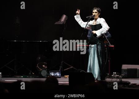 La chanteuse EDE se produit lors du concert au festival INVERFEST au PRIX circo à Madrid 11 janvier 2024 Espagne Banque D'Images